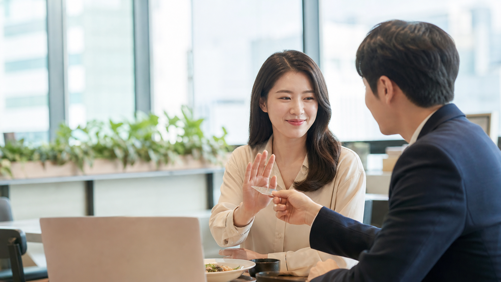 사무실에서 제안을 정중하게 사양하는 두 사람