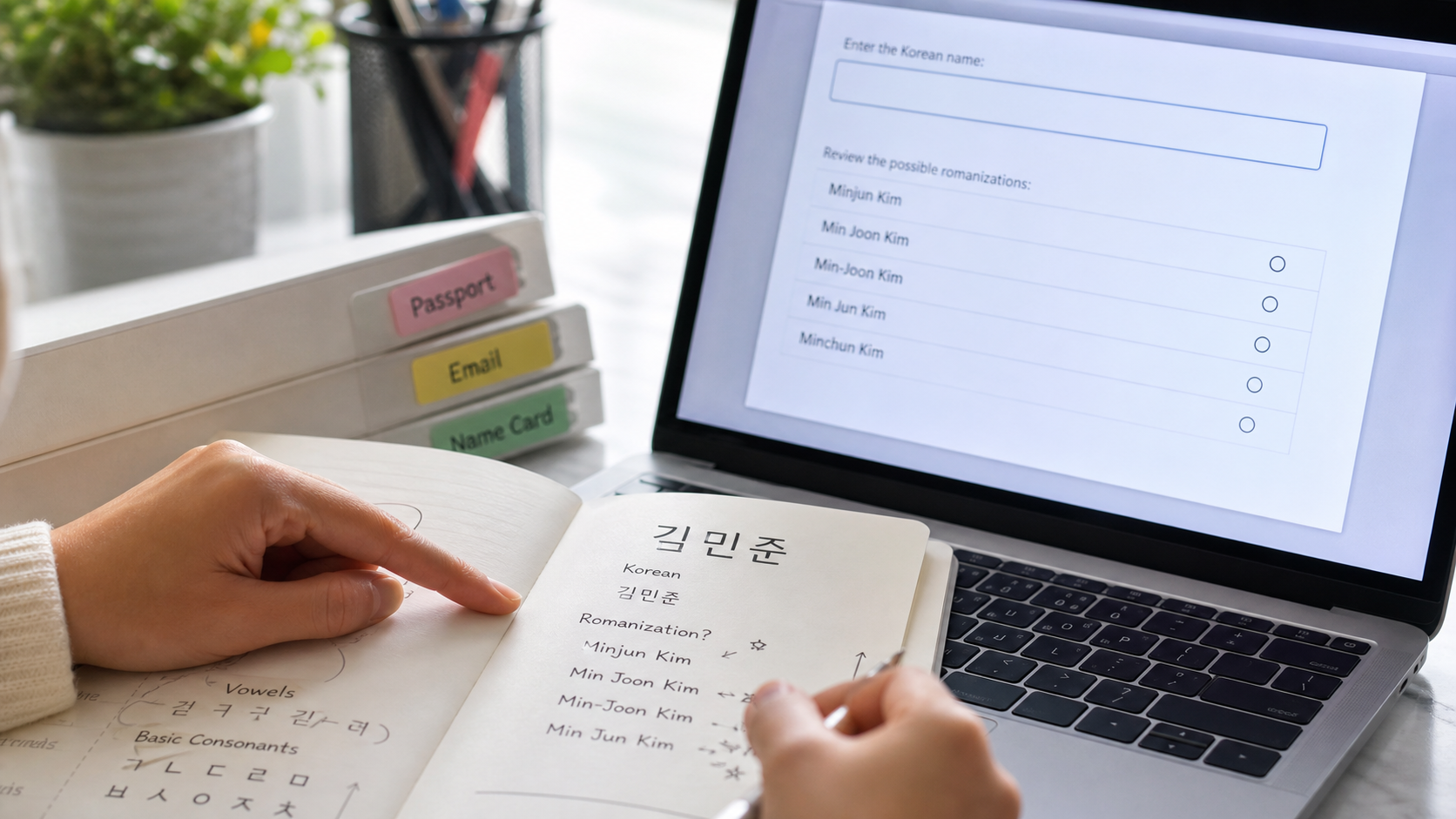 한글 단어를 입력하고 여러 영어 알파벳 표기 후보를 노트북과 노트에서 비교하는 손