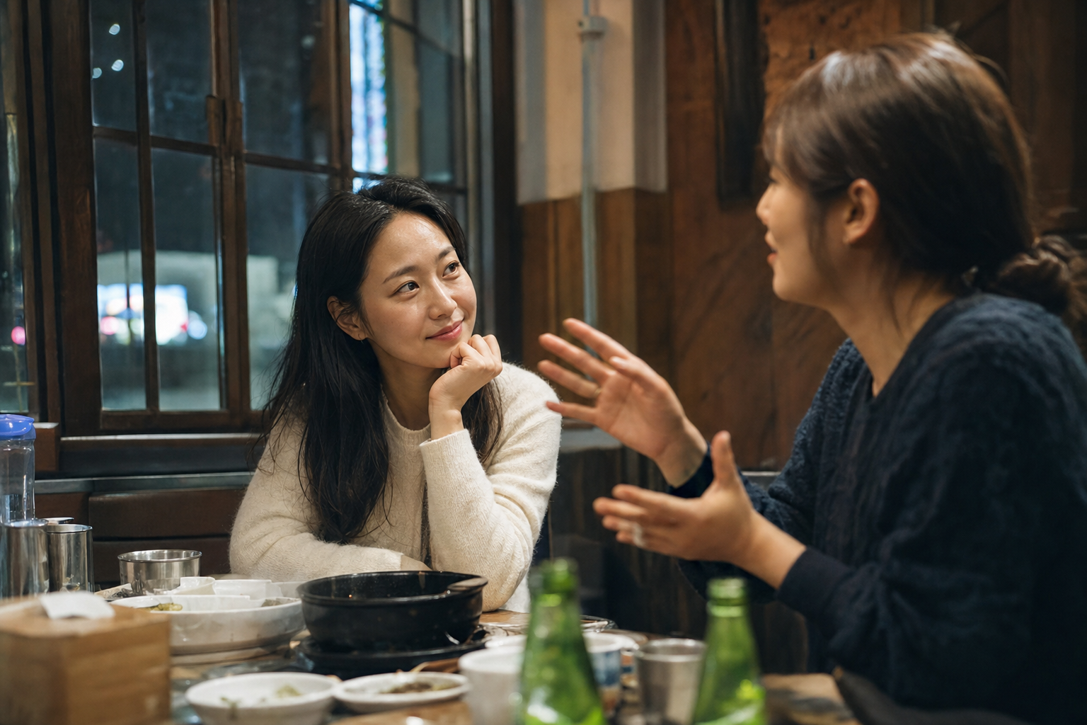 식당에서 이야기를 경청하는 친구